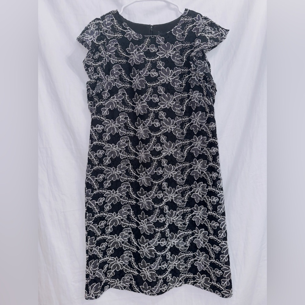 Ann Taylor Black Contrast Lace Flutter Sleeve Knee Length Shift Dress size 6